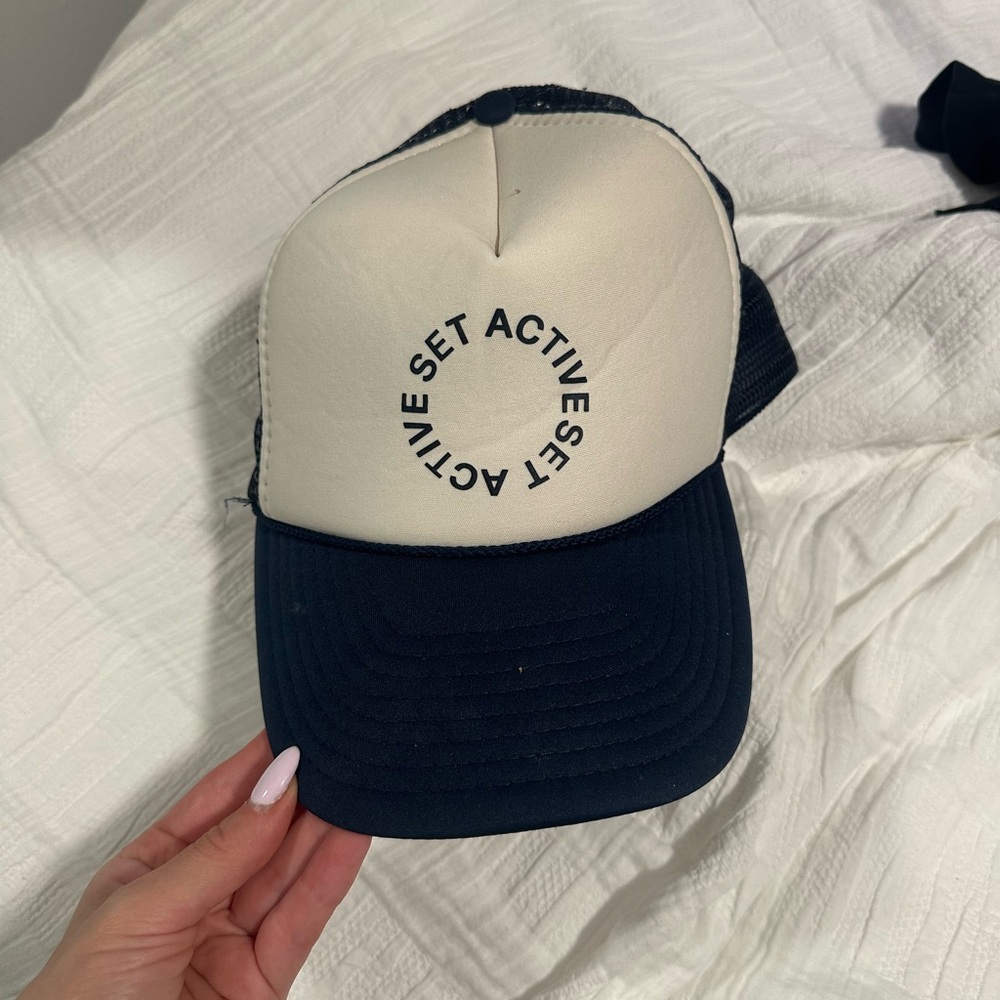 Set active trucker hat